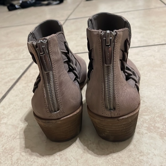 Vince Camuto Prestetta Women's Pointed Toe Leather Cutout Side Ankle Boots 7.5 - Picture 4 of 7